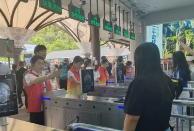 2025年火爆“五一”假期，張家界口岸出入境旅客超9100人次